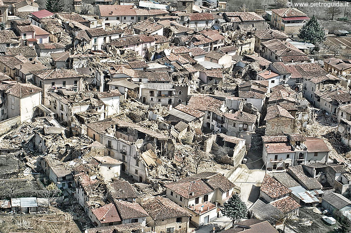 Veduta aerea della devastazione