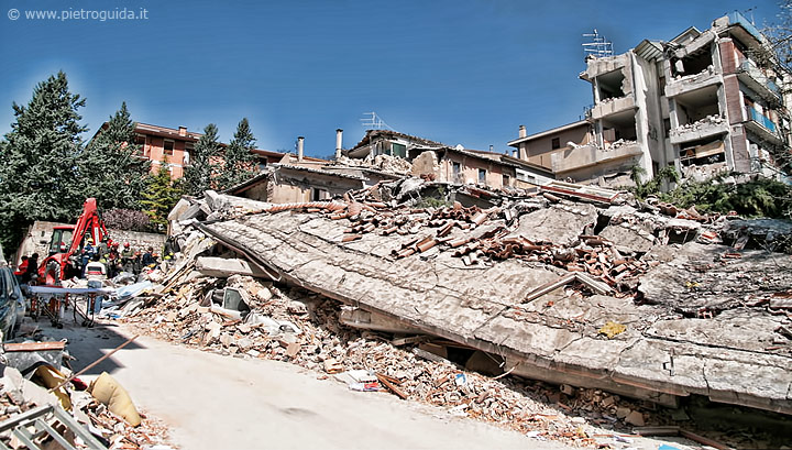 Un palazzo in cemento armato raso al suolo dal terremoto nella zona di via XX settembre